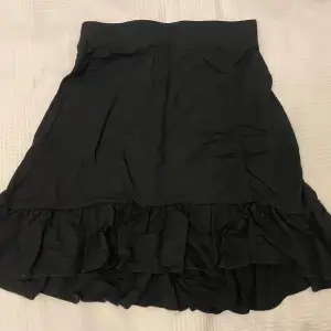 Säljer denna jättefina kjolen då den är för liten för mig. Den är skrynklig eftersom den har legat i en påse