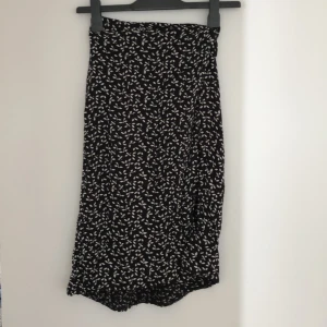 Kjol - En kjol med blommor och slit som är använd få gånger💗 passar många tillfällen☀️