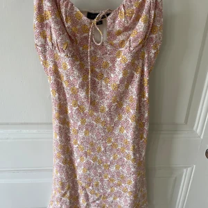 Cotton candy LA klänning - Jättesnygg klänning från cotton candy la använd få gånger i bra skick! Så snygg till sommaren och i strlk S!