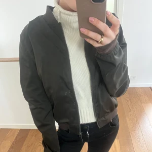 Bomberjacka  - Snygg bomberjacka köpt second hand💖 skriv för frågor ❤️