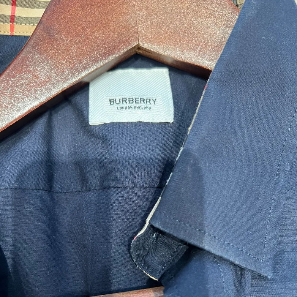 [Burberry skjorta] [färg mörk blå]. Skicket är 10/10 aldrig använd då den är lite för liten för mig. Den är i storlek large. Bara att höra av sig vid fråga🤝. Skjortor.