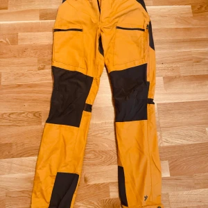 Orangea arbetsbyxor  - Två orangea arbetsbyxor riktigt bra skick använda 2-3 gånger. Köpta från Lager 157 för 450 kr styck säljer 300 kr styck eller båda för 500 kr. För mer information och bilder kontakta mig. 