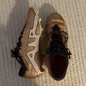 Nike air zoom elit wc edition  - Storlek 41 och ganska bra skick. Skorna funkar väldigt bra och har inte gått sönder någon stans 