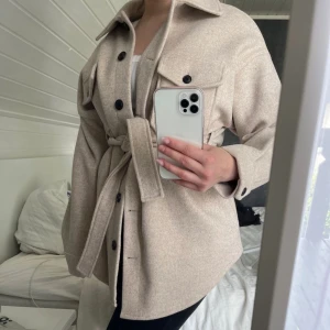 Nelly trend kappa  - Kort oversized kappa i en beige färg Nytvättad och jätte fin men jag har tre kappor i lite olika beige hehe 
