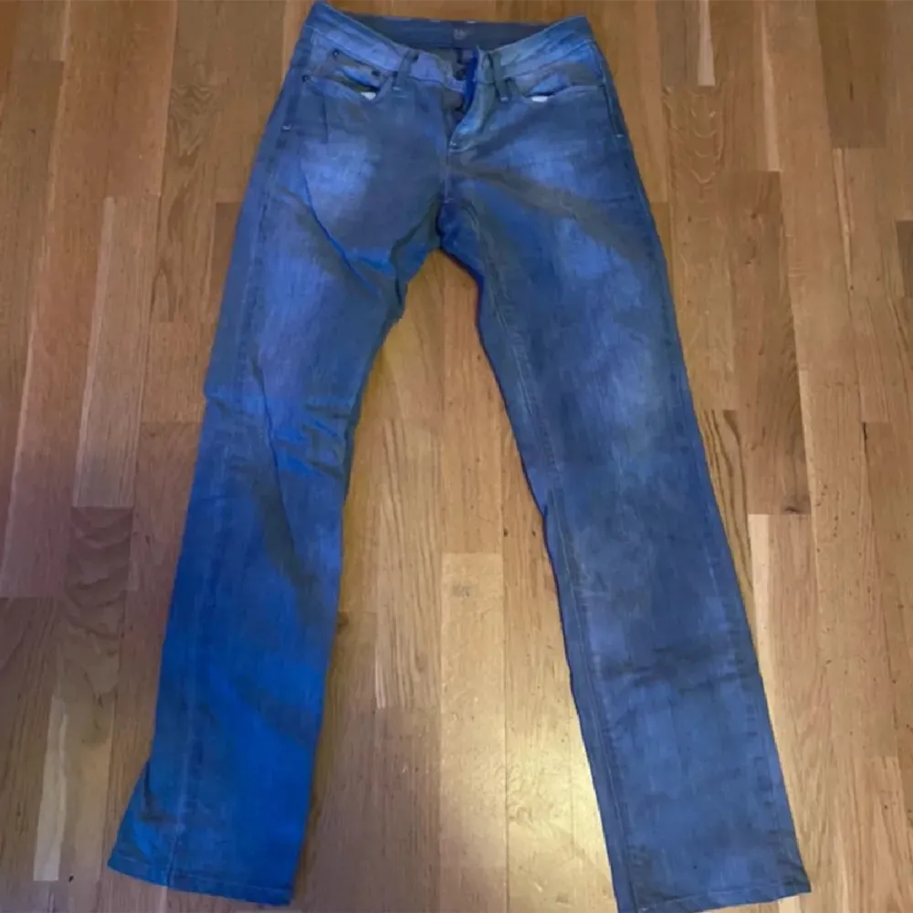 Ett par gråa lågmidjade jeans i storlek S. Dem är i mycket bra skick!!🩷🩷. Jeans & Byxor.