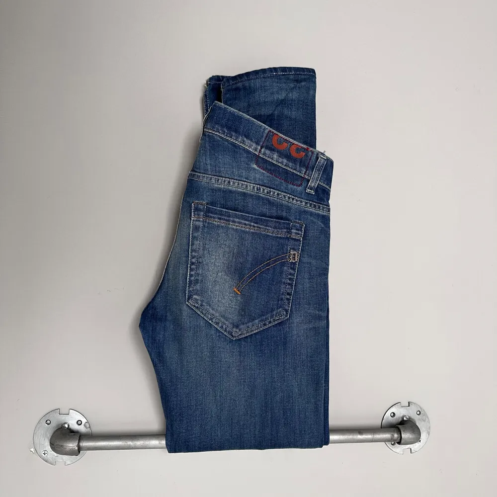 Tjena, säljer ett par Dondup jeans i storlek 32 och modellen ”George”. Jeansen är i topp skick utan några defekter. Nypris  ~3500kr, vi säljer för endast 1099kr❗️. Jeans & Byxor.