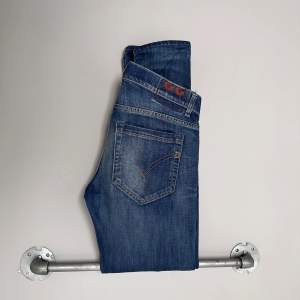 Tjena, säljer ett par Dondup jeans i storlek 32 och modellen ”George”. Jeansen är i topp skick utan några defekter. Nypris  ~3500kr, vi säljer för endast 1099kr❗️