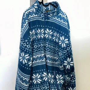 blå zip fleece - blå zip fleece med vitt mönster! storlek  xl, normal skick. skriv för frågor!!