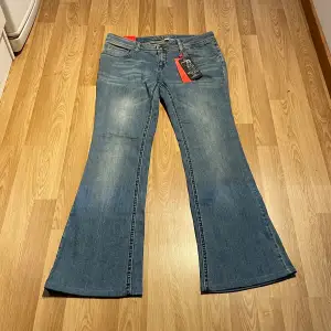 (17) ljusblåa lågmidjade bootcut jeans helt nya med lappar kvar, midjemått rakt över 39cm, innerbenslängd: 75cm stretchiga🩵