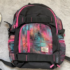 Ryggsäck  - Ryggsäck med jättemycket utrymme. Jättebra när man ska campa tillexempel, eller resa. Hör av dig innan du tycker ”köp nu”!🤍