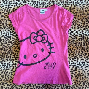 2000s hello kitty tee - ✰*฿✩‧₊˚ läs gärna köpvillkoren innan köp - FAST PRIS ✰ står storlek XS, men den sitter som en S ✰ inga märkbara defekter, men ha i åtanke att det är ett sparsamt använt second hand plagg ✰ skriv vid frågor💋