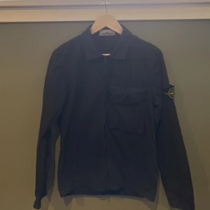 Stone Island overshirt - Köpt på JoelJolina i Borås för 3100 kr. Kvitto finns. Passar S/M. Använt fåtal gånger. Bra skick.