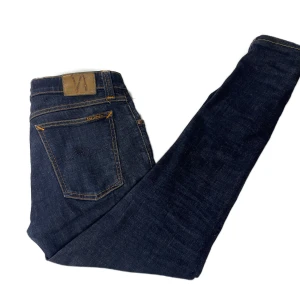 Nudie jeans - Säljer ett par riktigt feta nudie jeans! Allting är äkta och inget og medkommer. W31 L 30, står att de är 32 Length men de är skräddarsydda. Tveka inte på att höra av er!!