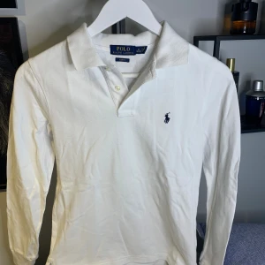 Ralph Lauren Pikétröja långärmad  - Vit Ralph Lauren, långärmad pikétröja i mycket bra skick.