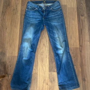 Blåa jeans - Fina mörkblåa Lee jeans!  Lågmidjade. Inga tecken på andvändning 🤴