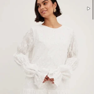 Student klänning  - Jätte fin student klänning, den är ny och prislappen finns kvar💗