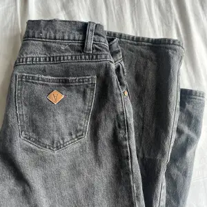 Säljer dessa fina gråa jeans från abrand.  