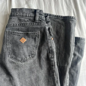 Abrand 99 LOW STRAIGHT ADDISON  - Säljer dessa fina gråa jeans från abrand.  