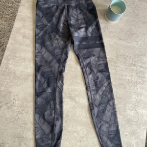 Träningsbyxor - Säljer dom här fina träningstightsen som inte kommer till användning längre! Dom är i märket Stronger och är som nya i skicket!❤️ Dom är i storlek Xs men passar även som s!