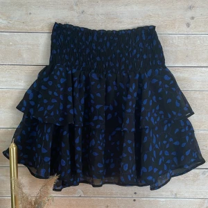 Volangkjol - Säljer nu denna otroligt söta volangkjol ifrån NA-KD, köpt för någon sommar sen. Använd fåtal gångar!⭐️