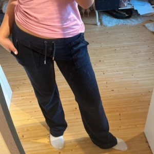 Juicy couture byxor  - Hej!🥰Säljer mina byxor från juicy Couture då de aldrig används🩵