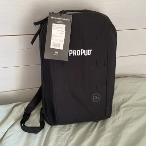 Douchebag backpack  - HELT NY oanvänd ryggsäck från douchebag x PROPUD!  Helsvart, snygg och praktisk väska! Nypris 1899kr! Kom gärna med bud 🩷