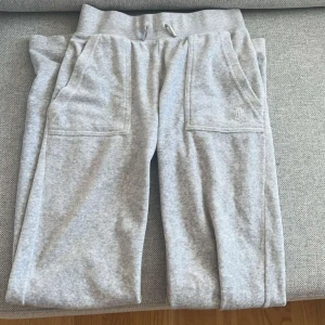 Juicy couture byxor - Ett par juicy couture byxor i storlek xxs. Använda men mycket bra skick. Säljer även den matchade koftan till. Var för sig kostar de 700kr och tillsammans 1100kr. Pris kan diskuteras!