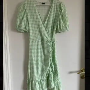 Grön och vit rutig klänning från Gina Tricot💚🤍 Endast använd en gång så i väldigt fint skick🥰 Storlek S💞