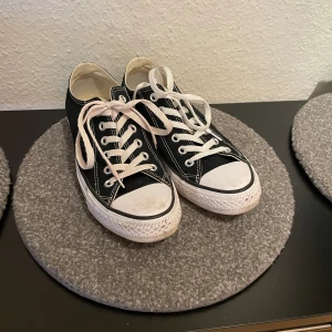 Converse  - Använda ett fåtal gånger, lite smutsiga på det vita framme vid tårna.