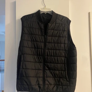 Väst Zara  - Zara Väst Herr  Skick 9/10  Storlek L passar M/L