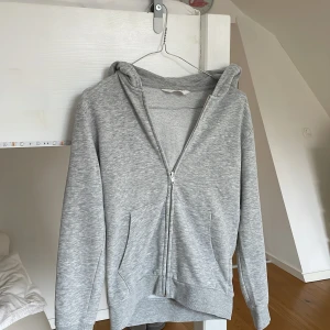 Grå zip hoodie - Säljer denna gråa zip hoodie i nyskick🙏🏼
