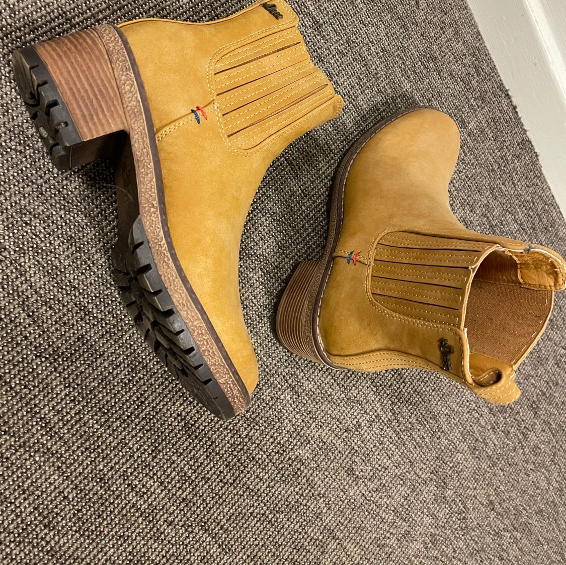 Oanvända boots