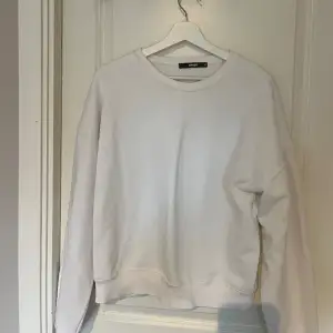 En vit basic sweatshirt ifrån bikbok. Är i fint skick och inga fläckar. Köparen står för frakten  