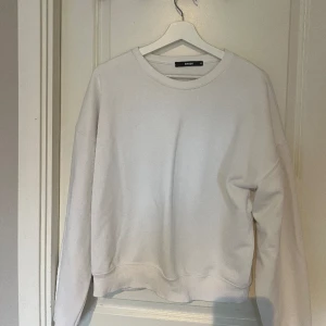 Tröja  - En vit basic sweatshirt ifrån bikbok. Är i fint skick och inga fläckar. Köparen står för frakten  