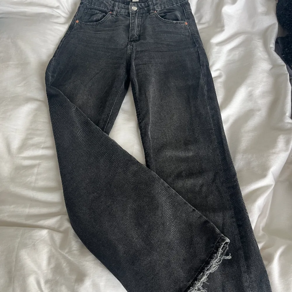 Svarta jeans köpta från kidsbrandstore. De är i väldigt bra skick, men kommer bara inte till användning tyvärr. . Jeans & Byxor.