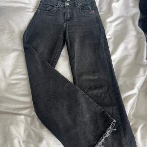 Svarta jeans köpta från kidsbrandstore. De är i väldigt bra skick, men kommer bara inte till användning tyvärr. 