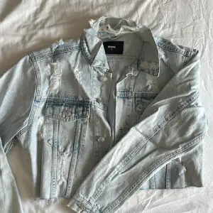 Croppad jeansjacka från BikBok i storlek XS, passar dock S också då den är oversized. Riktigt snyggt jeansmaterial med slitningar på jackan. Använd fåtal gånger så fortfarande i nyskick!💖 Skriv för fler bilder