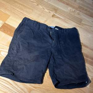 Gant Chinos shorts i storlek 158/164. Köpta på Kids brand store. Ny pris 700 kr. Använda ett få tal gånger. Hör av er vid frågor.