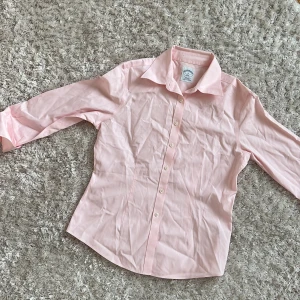 Babyrosa Skjorta - Säljer denna babyrosa bomulls - skjortan i Xs. Helt nyskick. Säljer för 150 kr. Köparen står för frakten! 