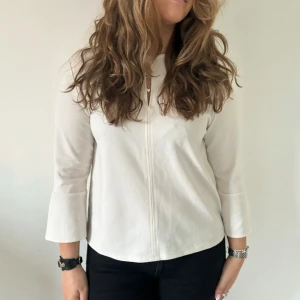 Blus🤍 - Supersnygg blus med volang på ärmarna🤍🐚Storlek S. Köp direkr via ”köp nu” knappen<3