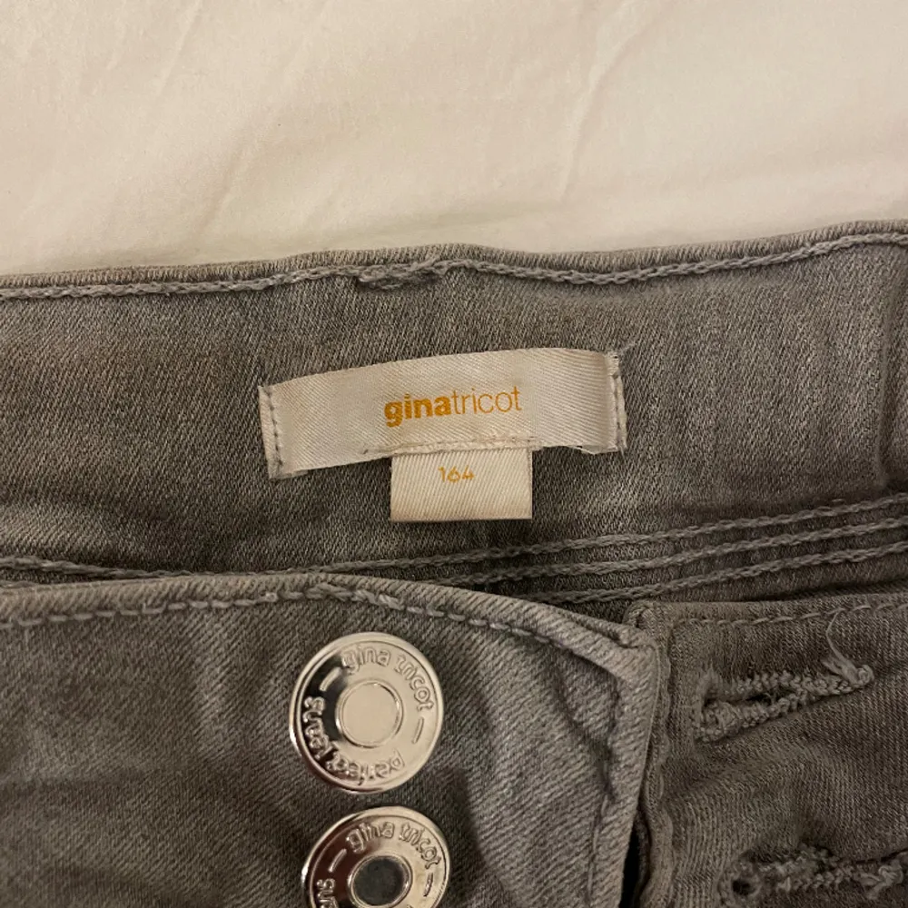 Säljer mina grå lågmidjade jeans från Gina, är 160🩷de är väldigt stretchiga och sköna och man kan justera de midjan💕. Jeans & Byxor.