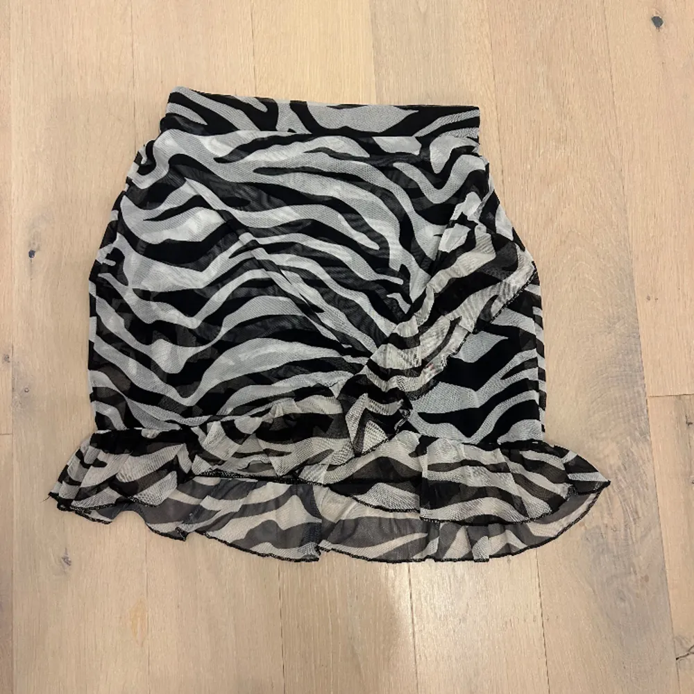 Zebra mönster kjol med volanger💖. Kjolar.