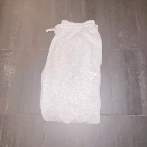 Gymshark byxor - Gråa gymshark byxor som aldrig riktigt blev använda. Skick 10/10. Inga defekter på dem. Storleken är Medium och dem är lite åt slim hållet i passformen. Nypris 450kr, mitt pris 99kr. Bara att höra av sig vid funderingar!😊
