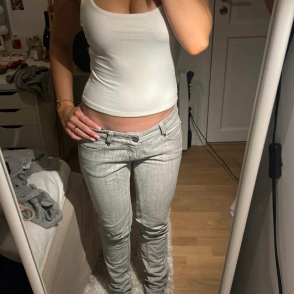 Superfina lågmidjade grå jeans, okänt märke. Köpta på vinted, men superfint skick. W28 L32. Jeans & Byxor.