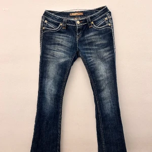 Lågmidjade bootcut jeans -  Låg midja det snygga vintage jeans med unika Bling fickor 