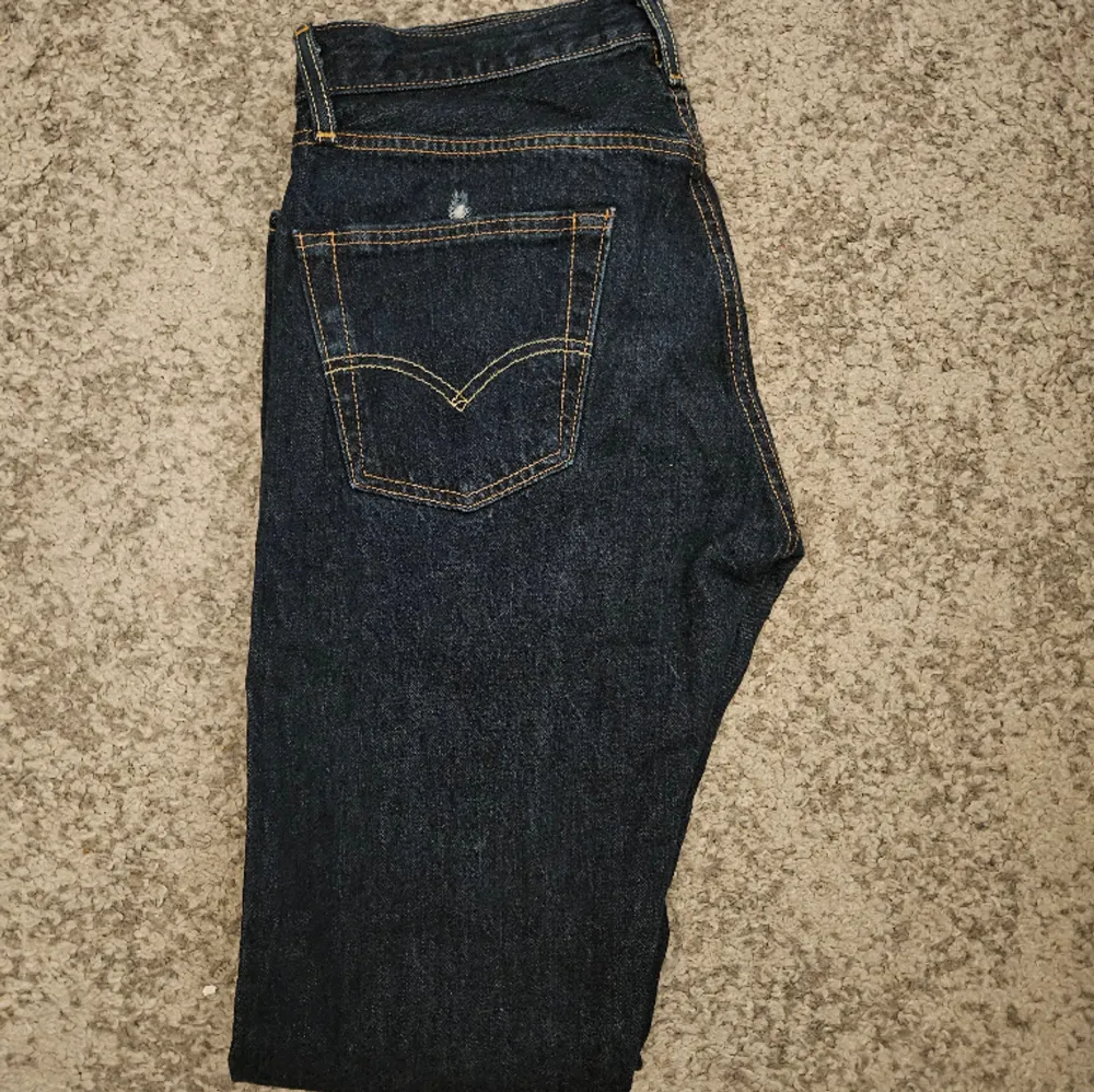 Säljer nu mina fina Levis jeans som inte längre passar mig. De har alltid blivit behandlade bra och just därför är de i så bra skick. Den enda nackdelen är ett litet slitage som ni ser på bild 3. Fraktar inom 24h📦 Storlek W28 L32. Skick 7,5/10. Jeans & Byxor.