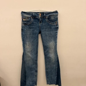 Lågmidjade bootcut Jeans - Omsydda Ltb jeans. Vill du veta mer om produkten? Skriv till oss.