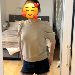 Beige tröja ifrån Lindex - Super fin beige tröja med puffärmar ifrån Lindex!😍 Storlek S, använt cirka 2 gånger pga inte riktigt passar min kroppsform💕 Inga fel alls med tröjan alltså perfekt skick!