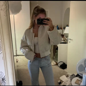Bomber jacka storlek M - Beige bomber jacka från ginatricot i storlek M, snygg till våren💓