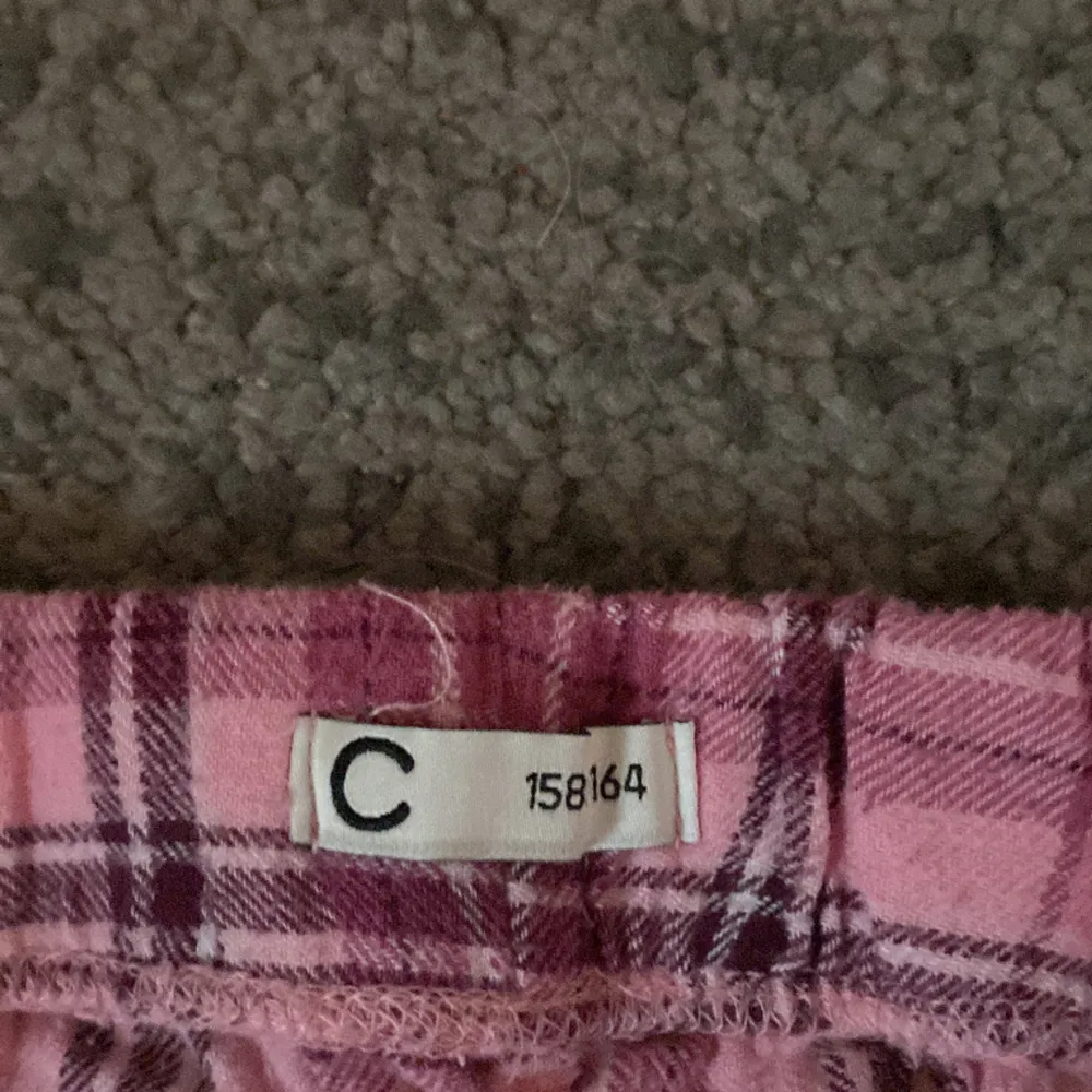 Nästan nya pyjamasbyxor som är för korta för mig, i jätte bra skick🥰(köparen står för frakten). Jeans & Byxor.